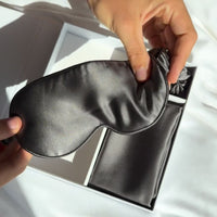 Unboxing video of the Dore and Rose Luxury Soft Silk Pillowcase in the color Gray