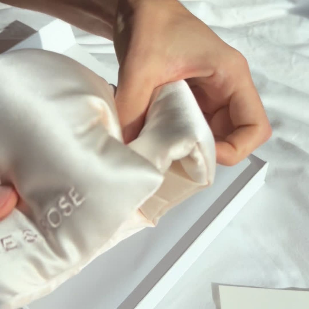 Unboxing video of the Dore and Rose Luxury Soft Silk Sleeping Eye Mask in the color Champagne Beige