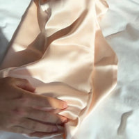 Unboxing video of the Dore and Rose Luxury Soft Silk Pillowcase  in the color Pink